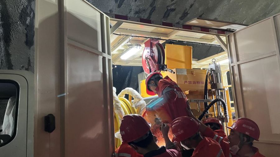 乳膠基質及敏化劑裝入自動化混裝炸藥車.jpg