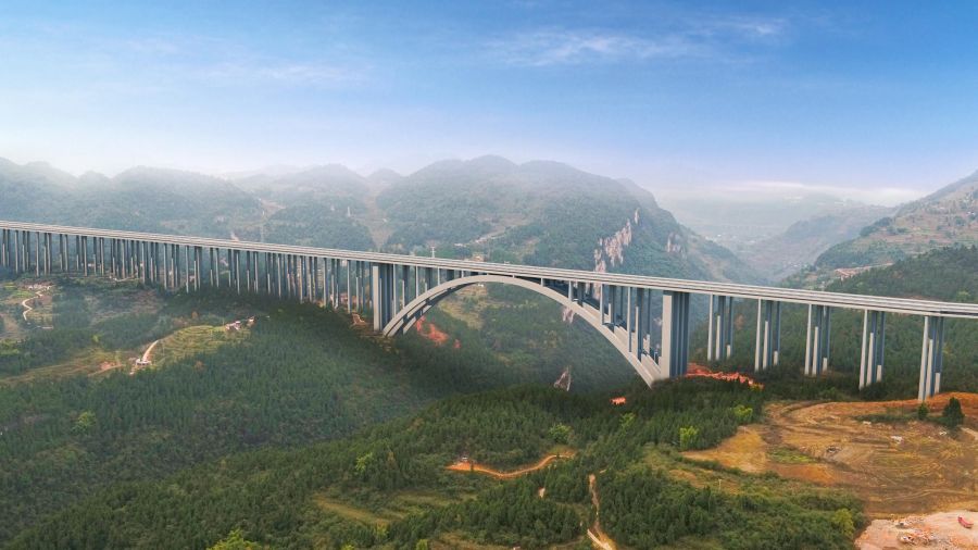 古金高速水落河特大橋，全長1701米，為上承式鋼筋混凝土懸臂澆筑拱橋，跨徑335米，超過世界已知同類型最大跨徑拱橋---美國胡佛水壩大橋332m的跨徑，穩(wěn)居世界第一。該橋首創(chuàng)數(shù)字化智能橋梁建設(shè)、管理、施工作業(yè)體系，在結(jié)構(gòu)上為大跨度混凝土拱橋的設(shè)計提供基礎(chǔ)和參考，為山區(qū)寬幅薄壁箱型拱橋的懸臂施工提供技術(shù)經(jīng)驗。.jpg
