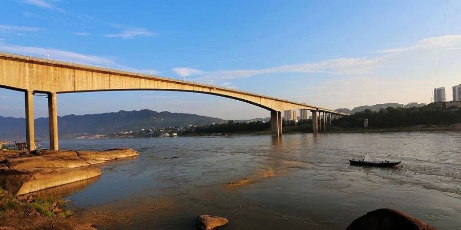 江安長江公路大橋，是金沙江、岷江在四川宜賓市會合正式稱為長江后，按沿江而下順序排列的第一座縣級已建成的長江大橋。大橋建成后貫通3條省道，將改善川南地區的路網結構，優化川南旅游環線，對促進地方經濟和社會發展起到推動作用。.jpg