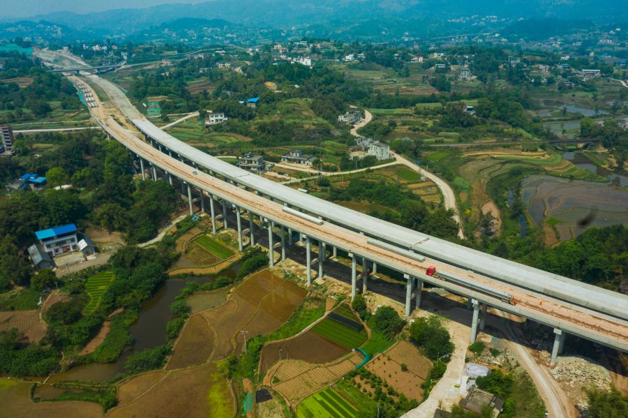 瀘永高速公路隆敘鐵路跨線橋設計橋長 482.25m，孔數及孔徑 (孔-m)：19×25；該橋上部結構采用預應力砼(后張) 小箱梁；下部結構橋臺采用 U 臺，橋墩采用柱式墩，橋墩采用樁基礎，橋臺采用擴大基礎。項目的建成為瀘州構建區域性綜合交通樞紐，打造旅游集散中心提供有力支撐，為帶動成渝經濟區“雙核五帶”布局，促進成渝地區區域合作發展具有重要意義。.jpg