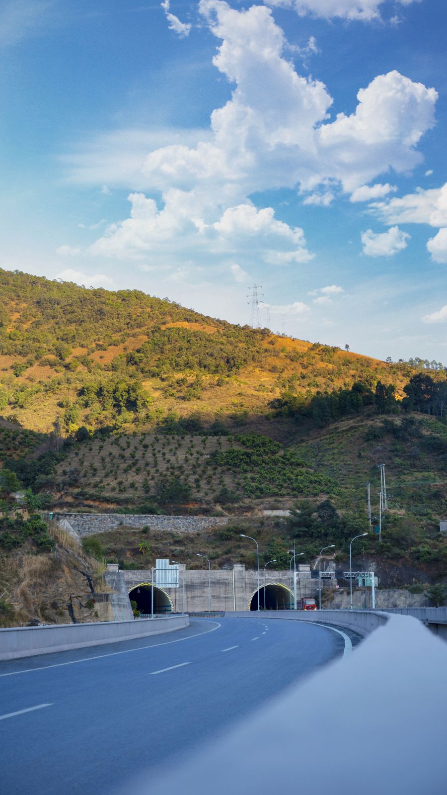 攀大高速公路-寶鼎2號隧道全長8775m，最大埋深約647m，為雙向分離式越嶺隧道，位于四川省攀枝花市仁和區境內，2019年12月5日順利貫通，是攀枝花至大理高速（四川境）公路的控制工程。隧道穿越高瓦斯段落4383米、穿越含煤地層72層，全國罕見。該工程克服地質構造復雜，多次穿越煤層、采空區、斷層、瓦斯突出、涌水塌方等一系列重大施工難題，榮獲當時全國在建高速公路最長的瓦斯突出隧道、全國在建高速公路瓦斯突出.jpg