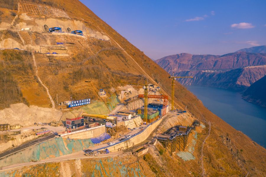 沿江高速寧巧隧道是川滇連接通道，在四川境連接涼山州寧南縣，在云南境連接昭通市巧家縣。該隧道為微瓦斯隧道，設計為雙洞雙向隧道，左線長度為9069米，右線為9103米，屬傍山特長隧道。隧道最大埋深639米，是國內最長的凹型豎曲線高速公路隧道，隧道出口段采用整體式直中墻連拱形式，中墻厚度僅1.4米，是國內高地震烈度區最薄的直中墻。.jpg