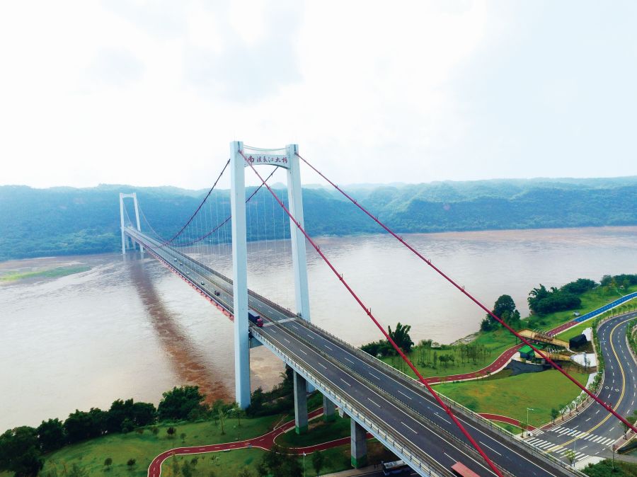 宜瀘高速南溪長江大橋位于四川省宜賓市南溪區，北端連接羅龍鎮，南端連接江南鎮，是宜瀘高速公路工程建設中最具影響力的特大型橋梁，是宜瀘高速公路的三大控制性工程之一。大橋為主跨820米的單跨鋼箱梁懸索橋，全橋長1295.89米。設計時速每小時80公里，設計寬27.5米，車行道24.5米雙向四車道，加2×1.5米人行道。.jpg