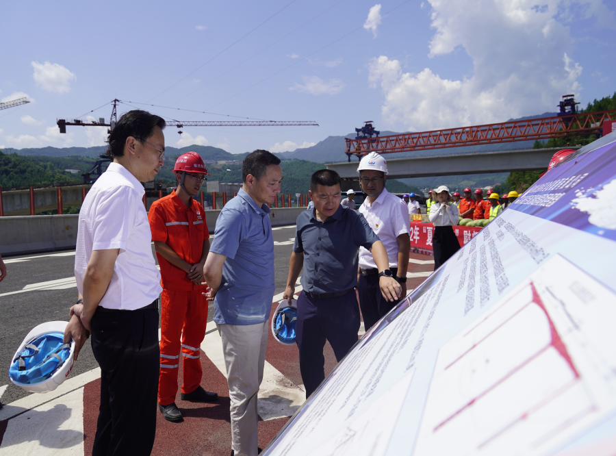 蜀道集團黨委委員、副董事長周黎明一行赴鎮(zhèn)廣公司一線開展安全環(huán)保、防汛減災(zāi)專項檢查暨2022年“夏送清涼”慰問活動1.png