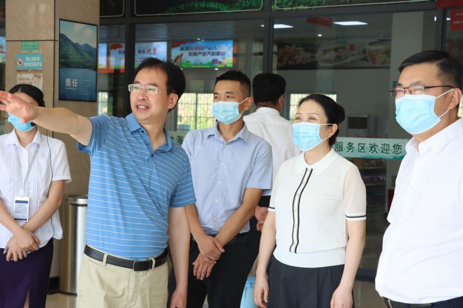 7月12日-13日，四川省紀委監委駐蜀道集團紀檢監察組組長、蜀道集團黨委委員、紀委書記張毅率隊赴宜瀘宜敘公司開展半年度安全環保綜合督查暨防汛減災專項督查和“夏送清涼”慰問活動 (4).jpg