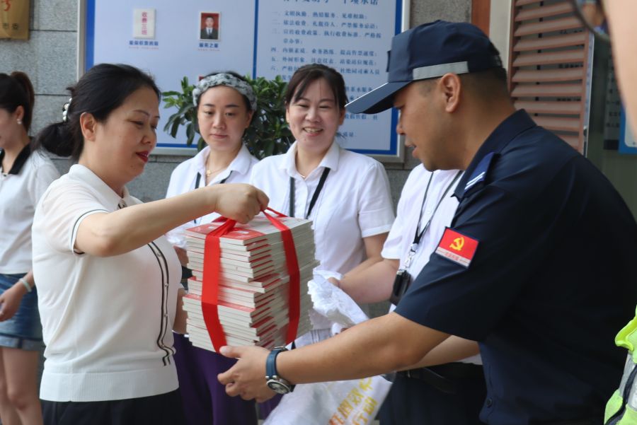 7月12日-13日，四川省紀委監委駐蜀道集團紀檢監察組組長、蜀道集團黨委委員、紀委書記張毅率隊赴宜瀘宜敘公司開展半年度安全環保綜合督查暨防汛減災專項督查和“夏送清涼”慰問活動 (1).jpg