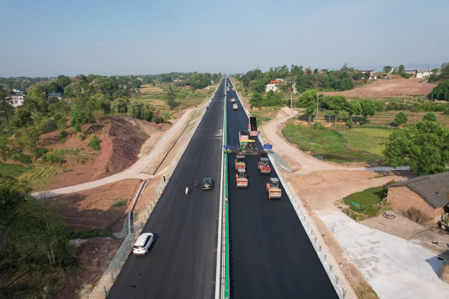 瀘永高速公路ZCB1-LM項目建設(shè)已進(jìn)入路面施工最后的攻堅期和沖刺階段。截至目前，瀘永高速公路項目路面工程已完成約80%。.jpg