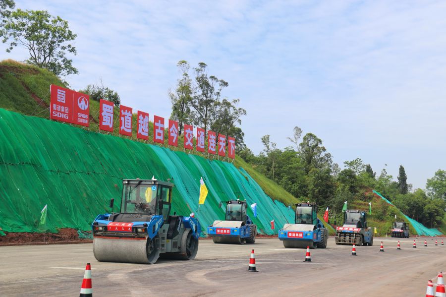 瀘永高速公路路面無人攤壓.jpg