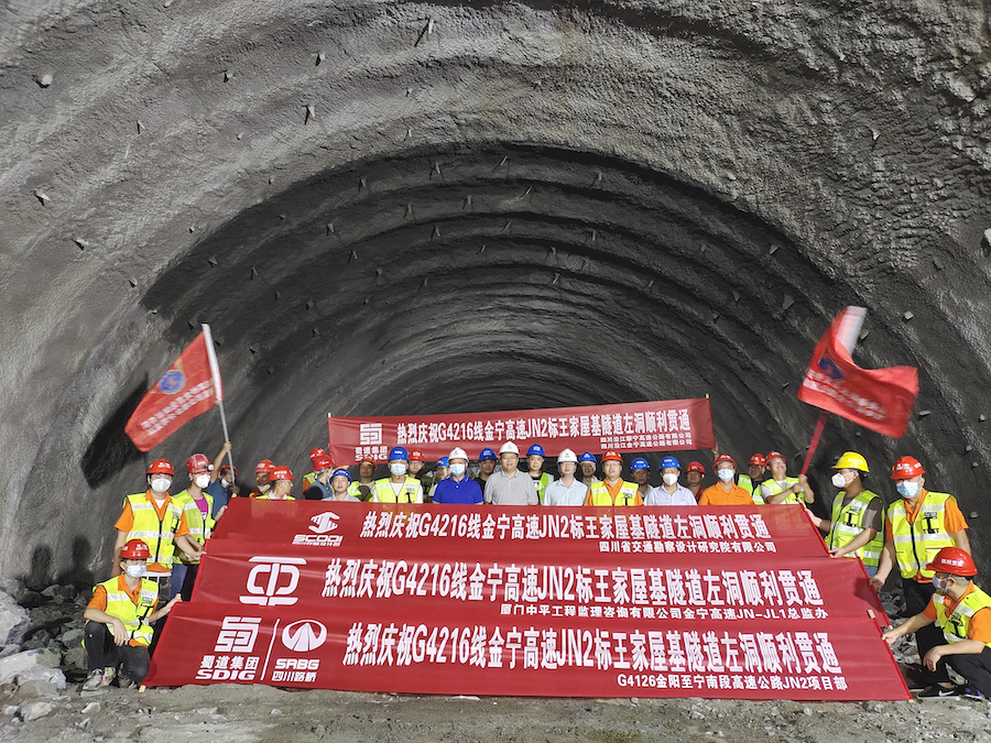 橫幅照.jpg