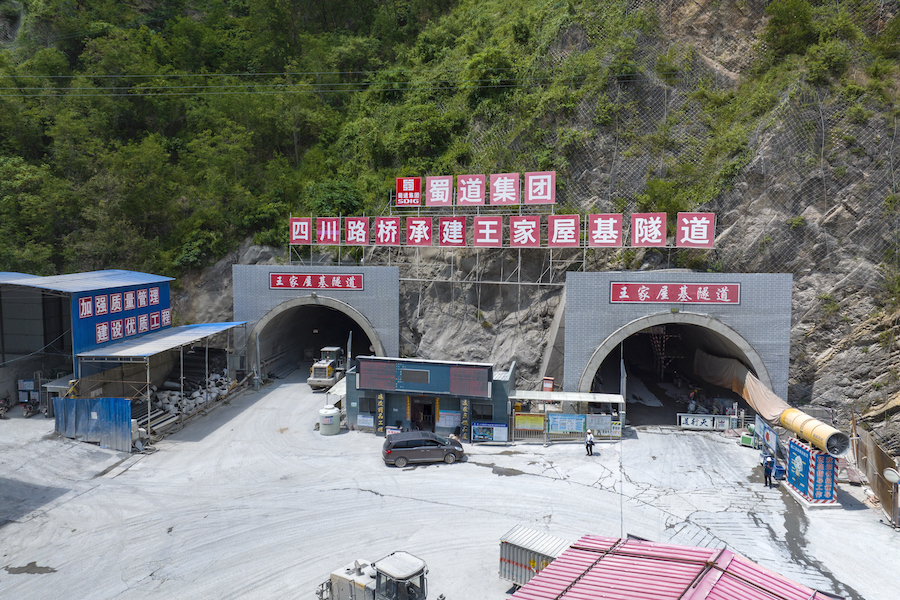 沿江高速金寧段3標 (王家屋基隧道).jpg
