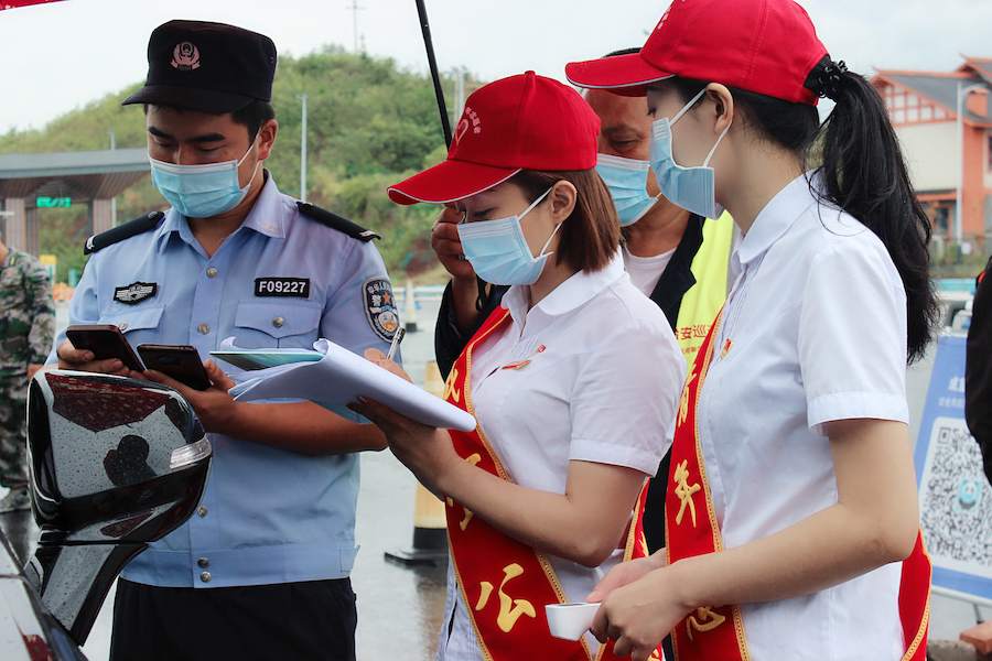 第三黨支部黨員志愿者在成宜高速公路龍馬收費站出口疫情防控點協助疫情防控工作人員開展疫情防控工作 (2).jpg