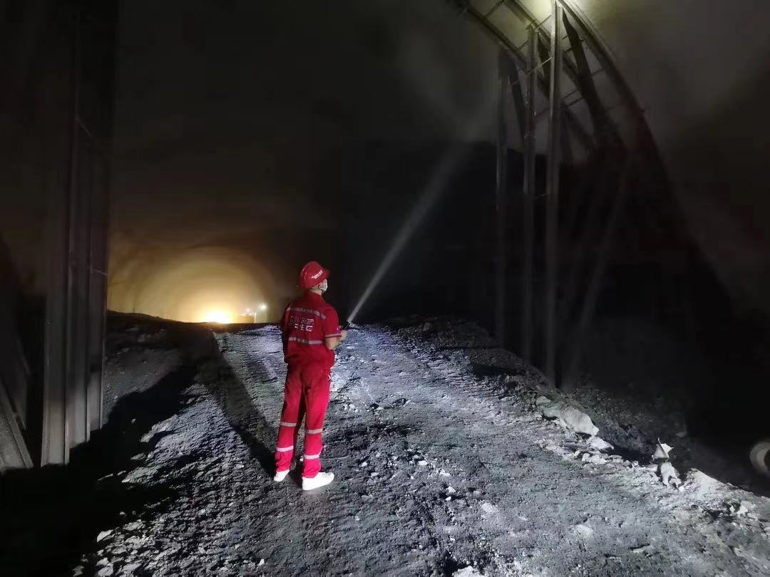 樂漢公司對峨漢高速公路隧道等重點結(jié)構(gòu)物重點部位開展安全隱患排查.jpg