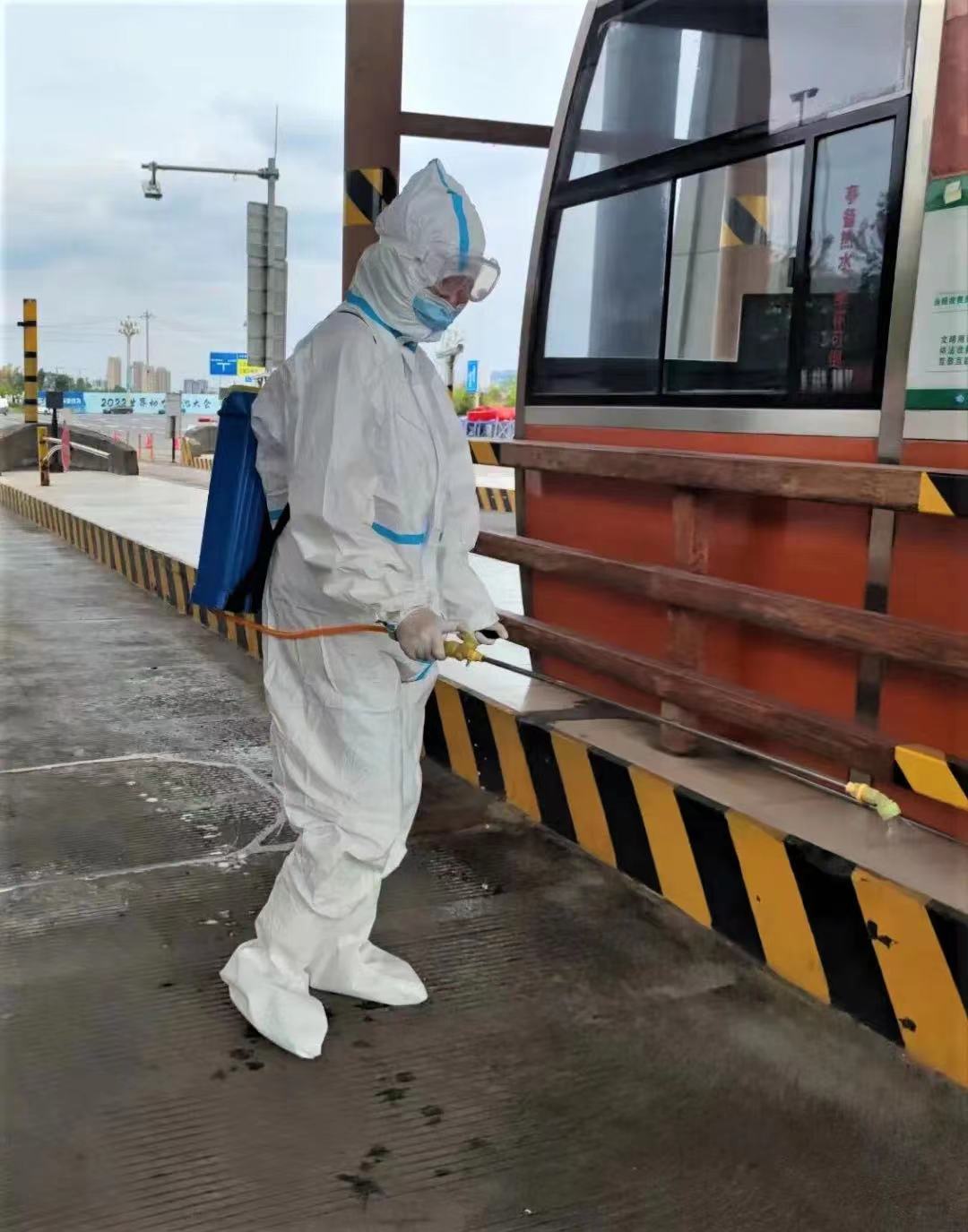 宜瀘高速收費員進行防疫消毒.jpg
