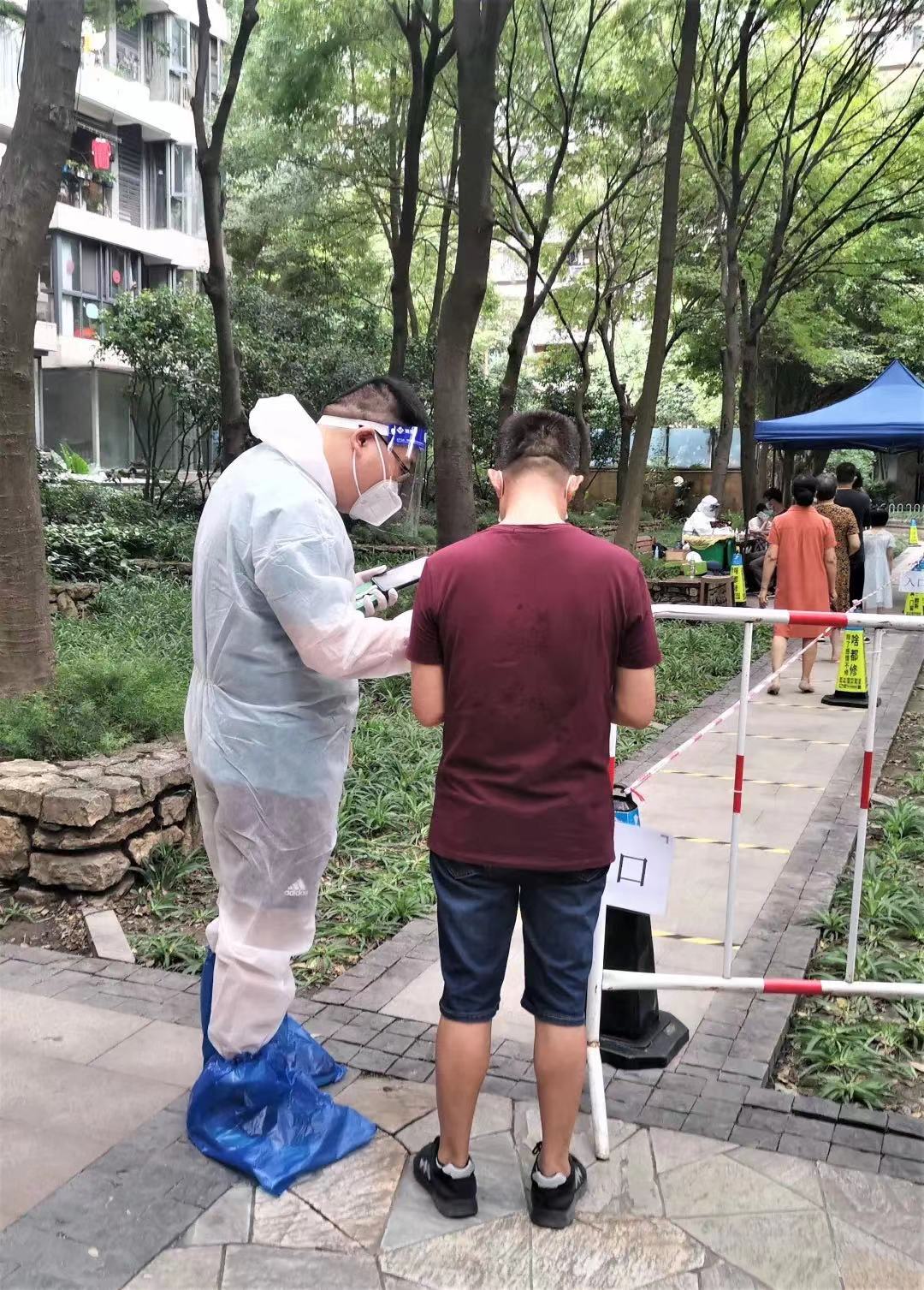 創新實業公司黨員協助社區完成核酸檢測掃碼登記.jpg