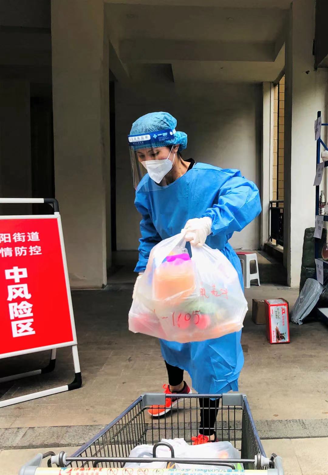 蓉城二繞公司黨員幫助居家隔離群眾運送物資.jpg