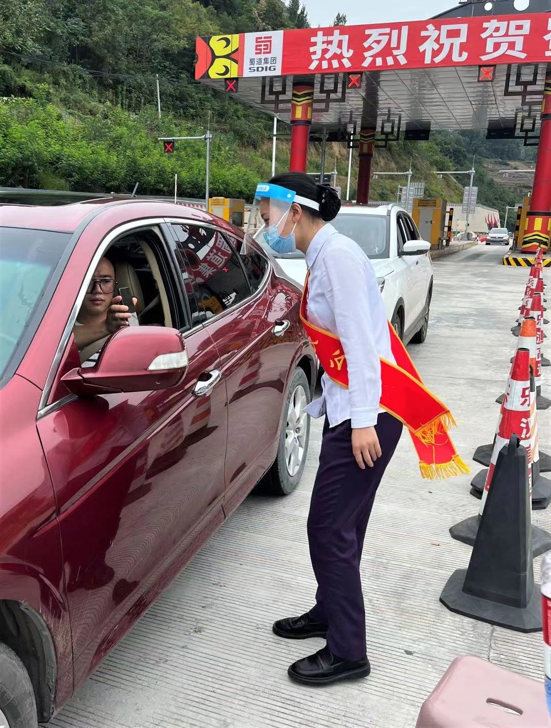 樂漢公司黨員協助高速交警檢查出站司乘的行程卡、健康碼.jpg