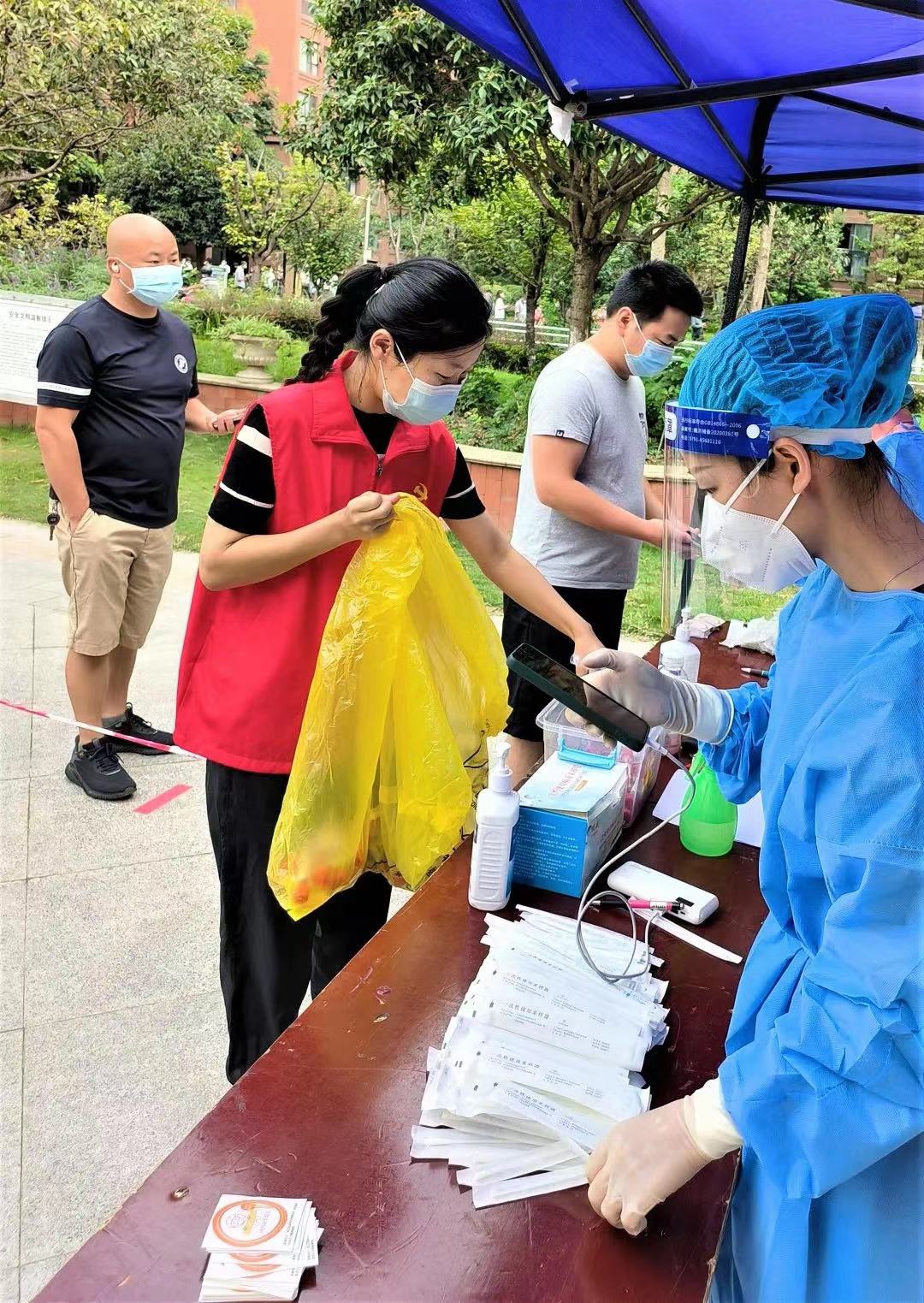 沿江攀寧公司黨員志愿者協助社區開展核酸檢測工作.jpg