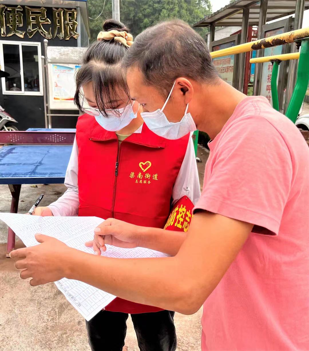 鎮廣公司D合同段黨員志愿者向居民解讀防疫政策.jpg