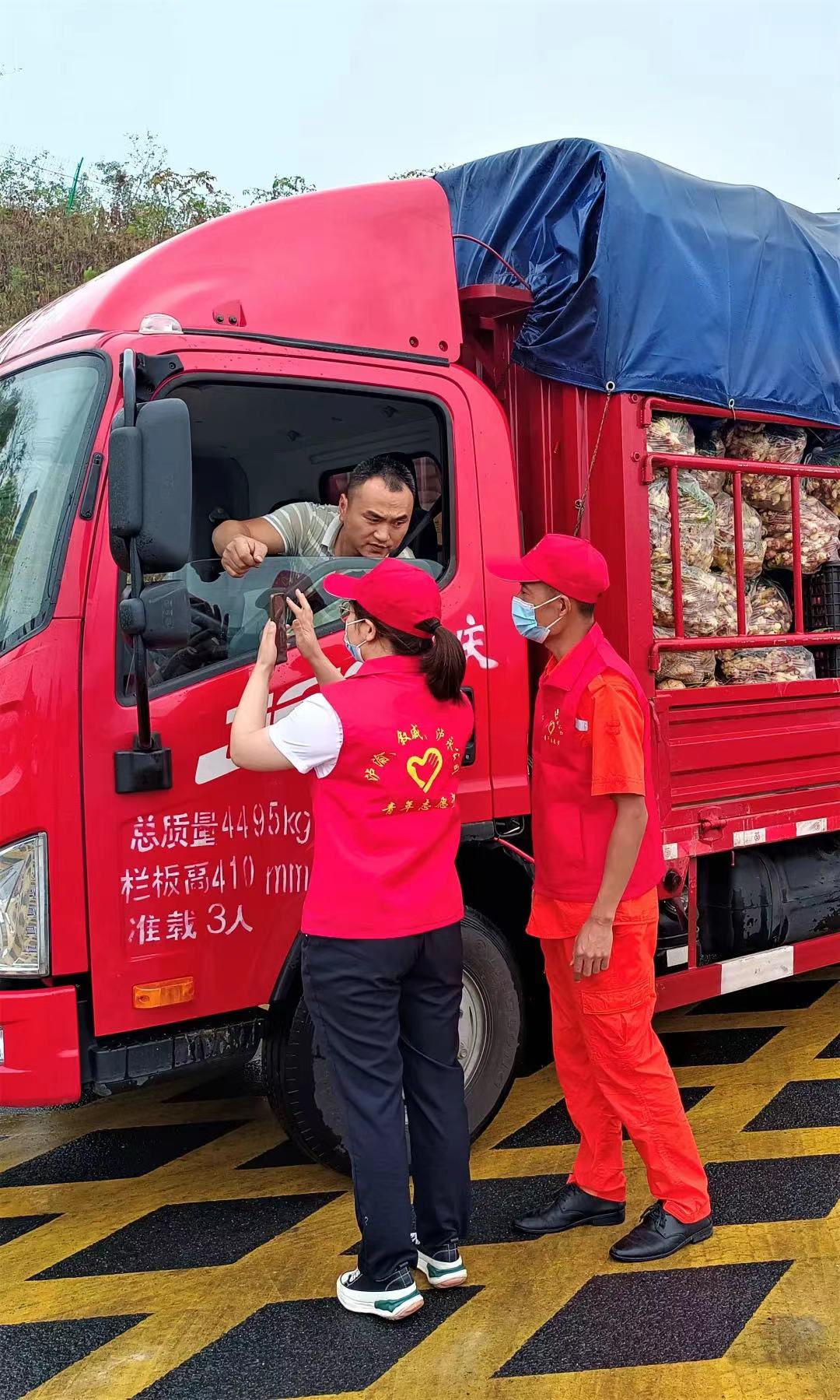 瀘渝公司志愿者協助檢查司乘人員健康碼、行程卡、核酸檢測報告.jpg
