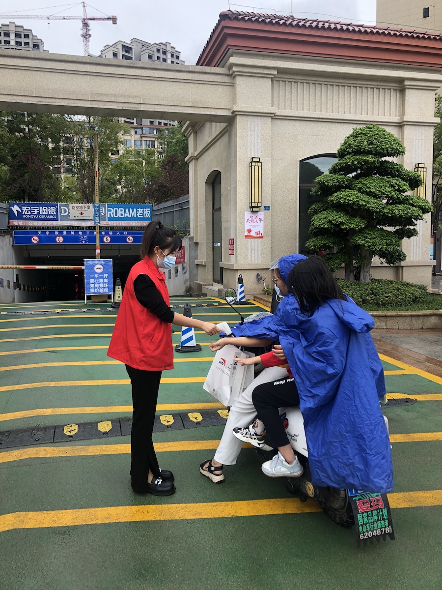 廖容同志協(xié)助開展體溫檢測（1）.jpg