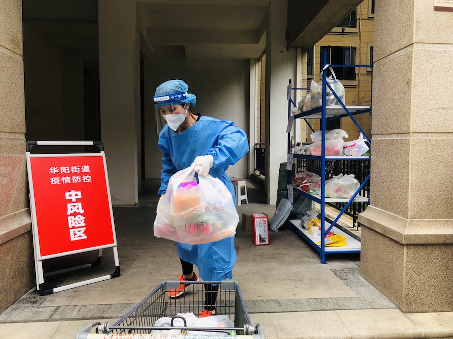 王程燕協(xié)助配送物資.jpg
