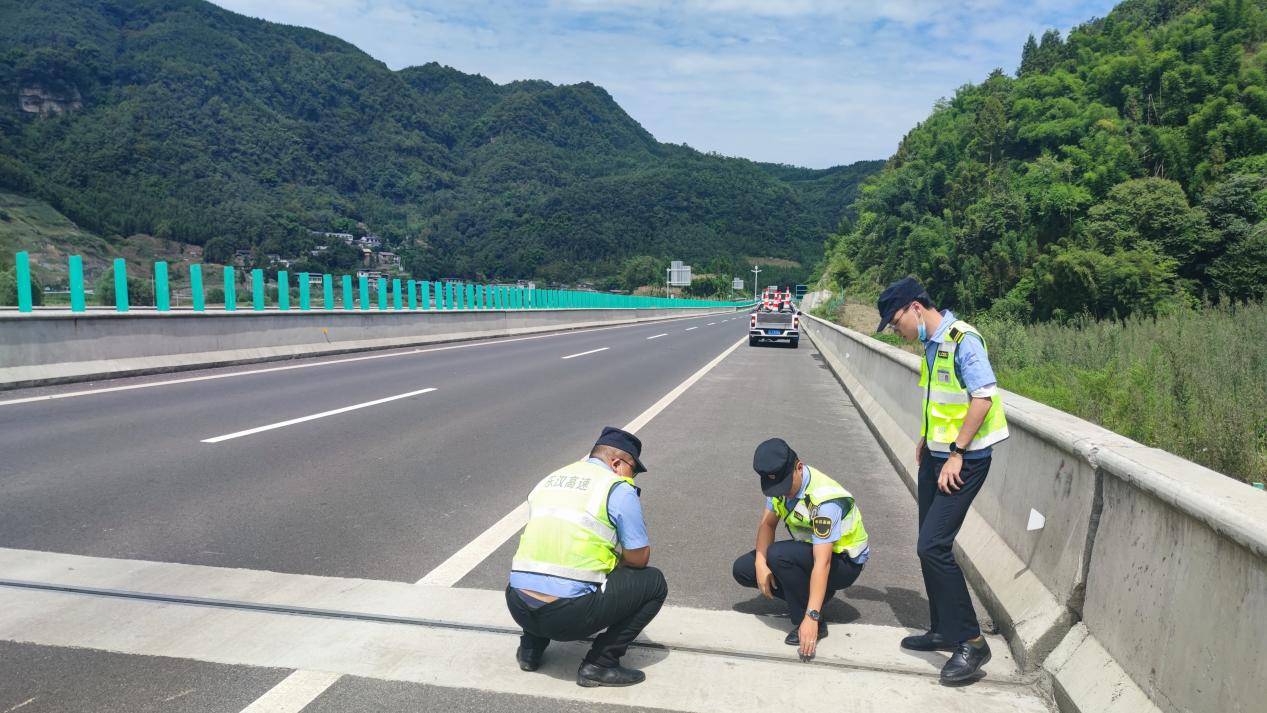 樂漢公司管護人員正在檢查橋梁伸縮縫和路面情況.jpg
